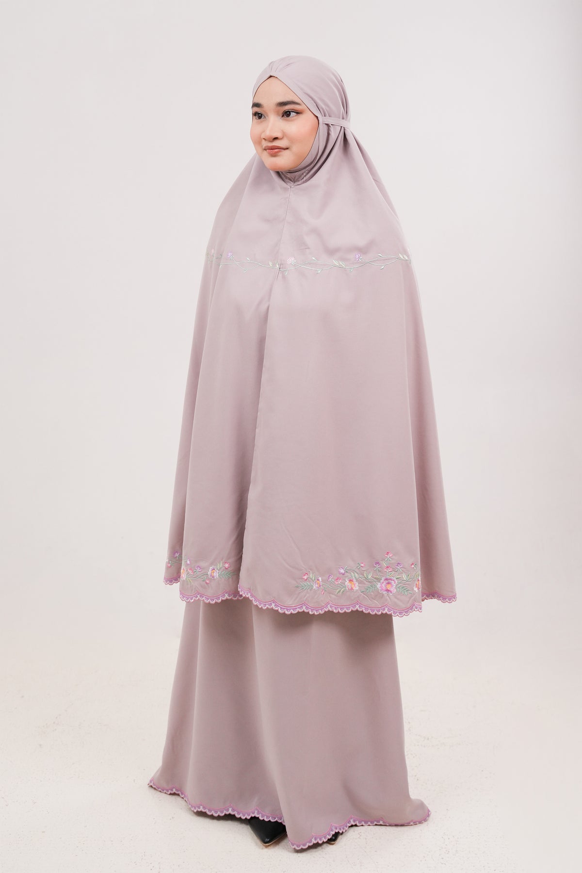 Leora in Aster