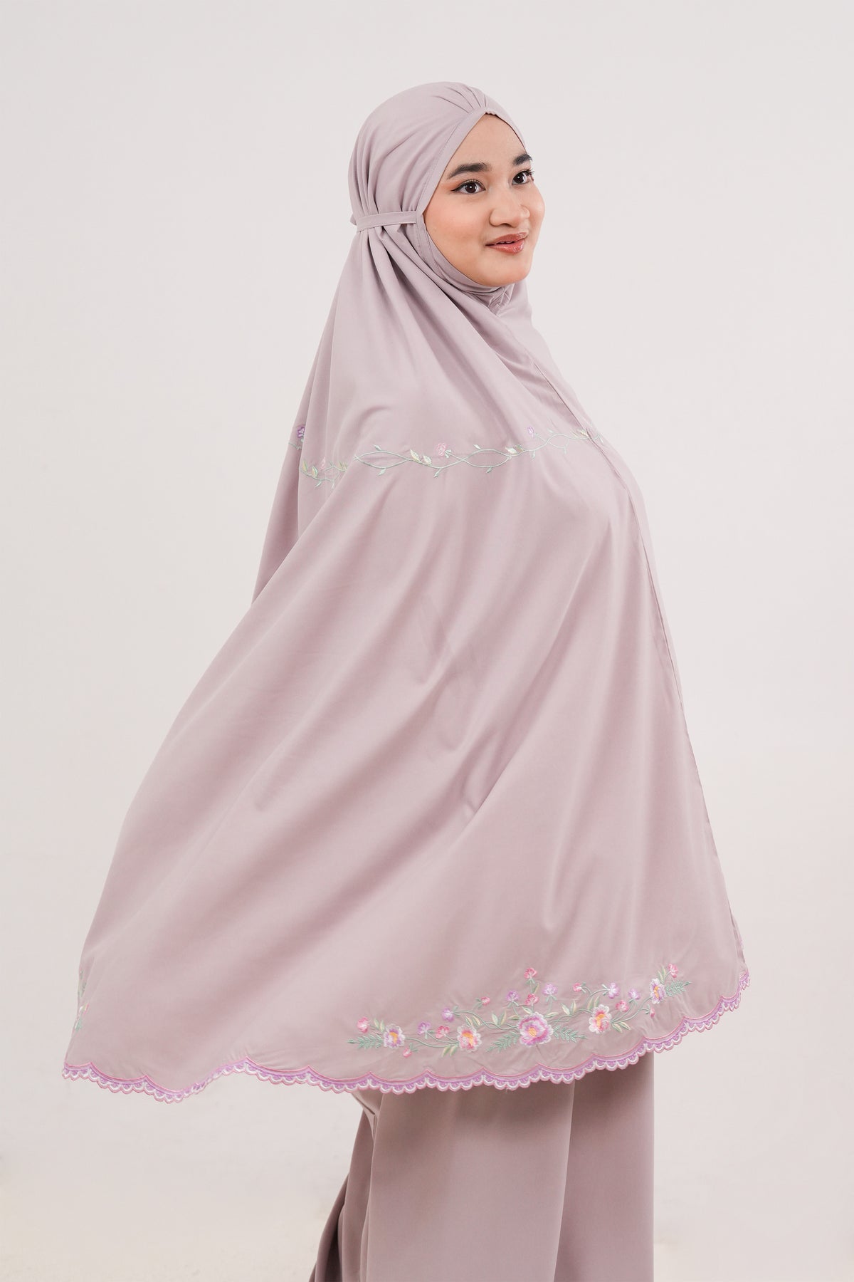 Leora in Aster