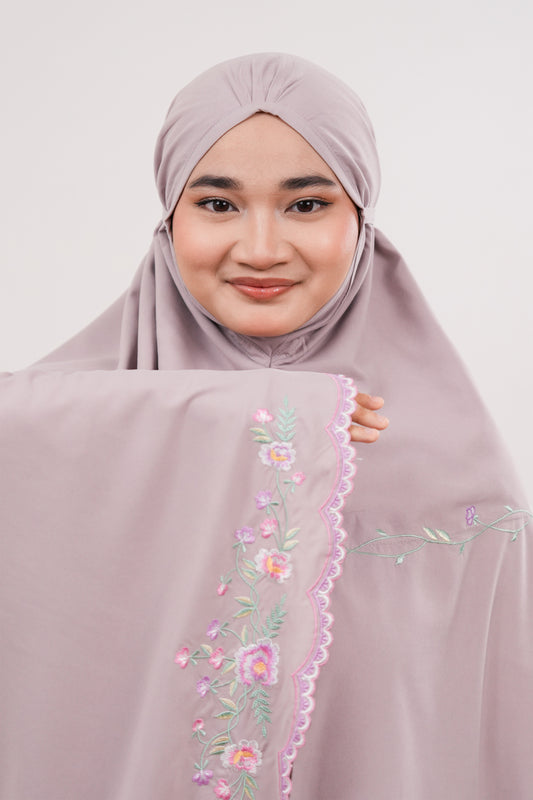 Leora in Aster