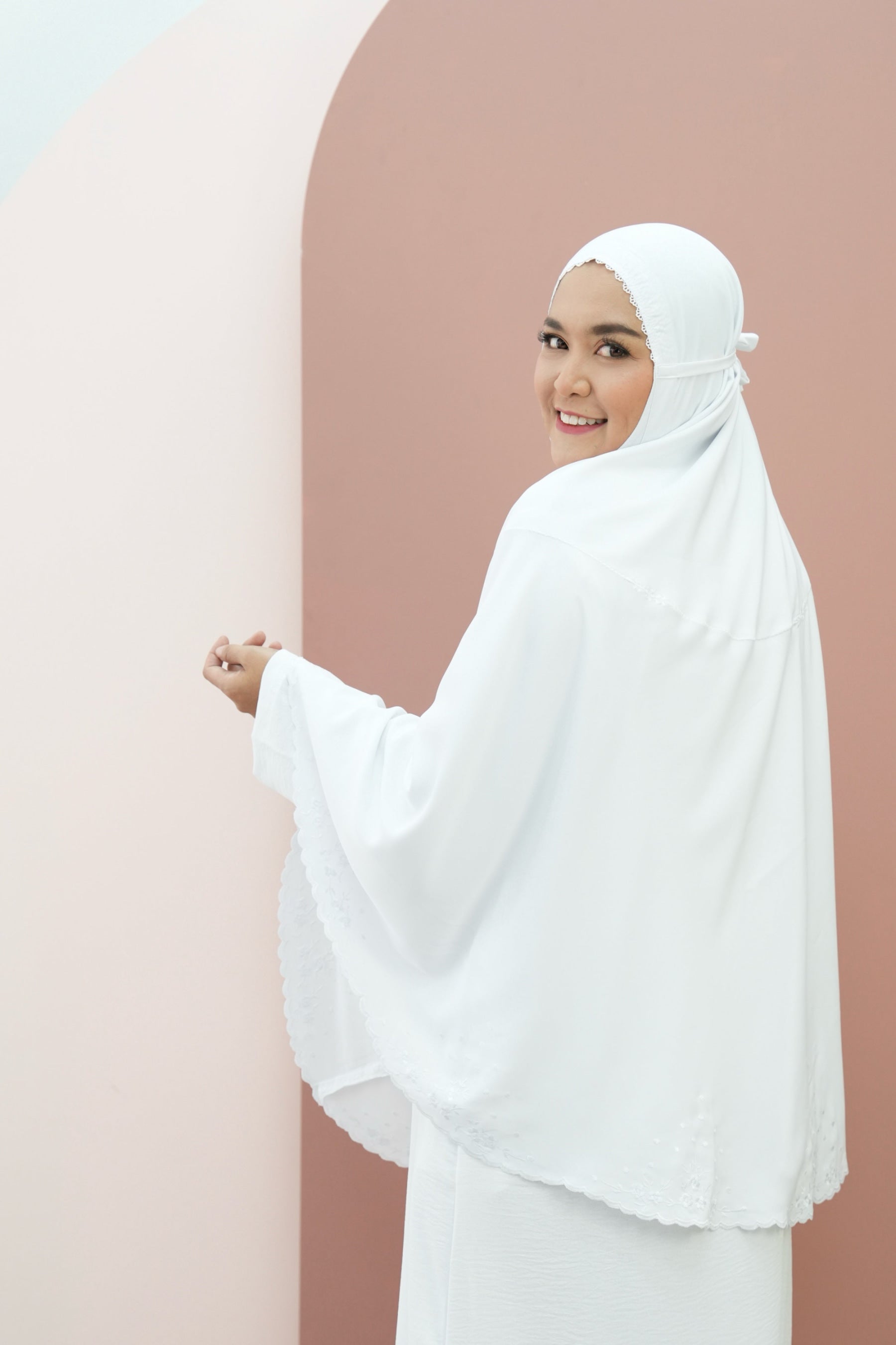 [As Is] Harmony Signature Omra Cream / 19.5 (Petite) Prayer Wear