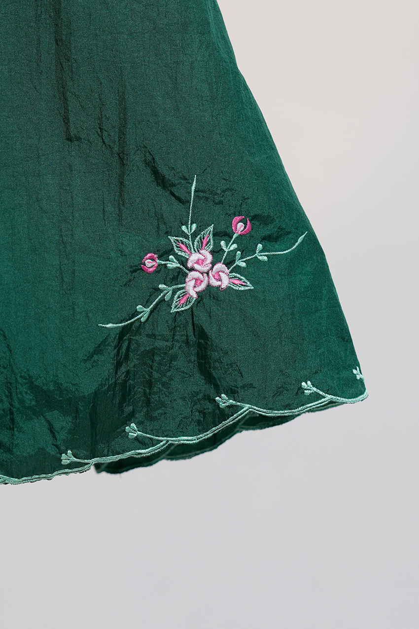Travel Roses in Emerald Prayer Wear