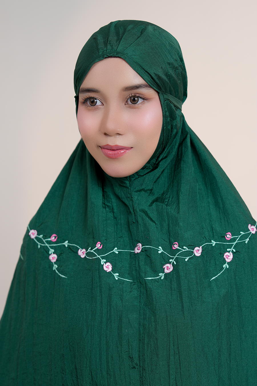 Travel Roses in Emerald Prayer Wear
