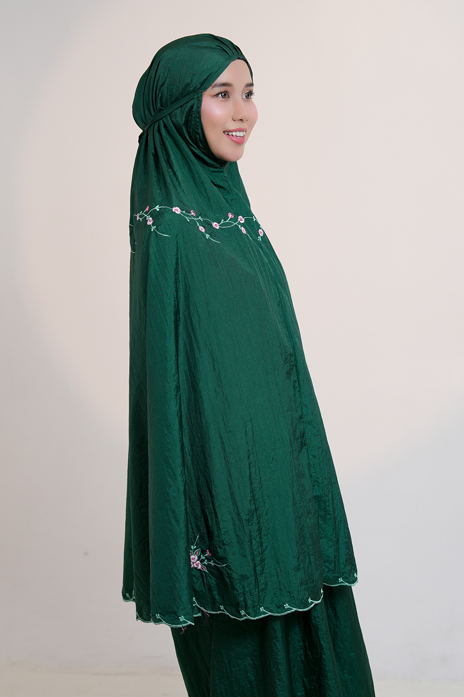 Travel Roses in Emerald Prayer Wear