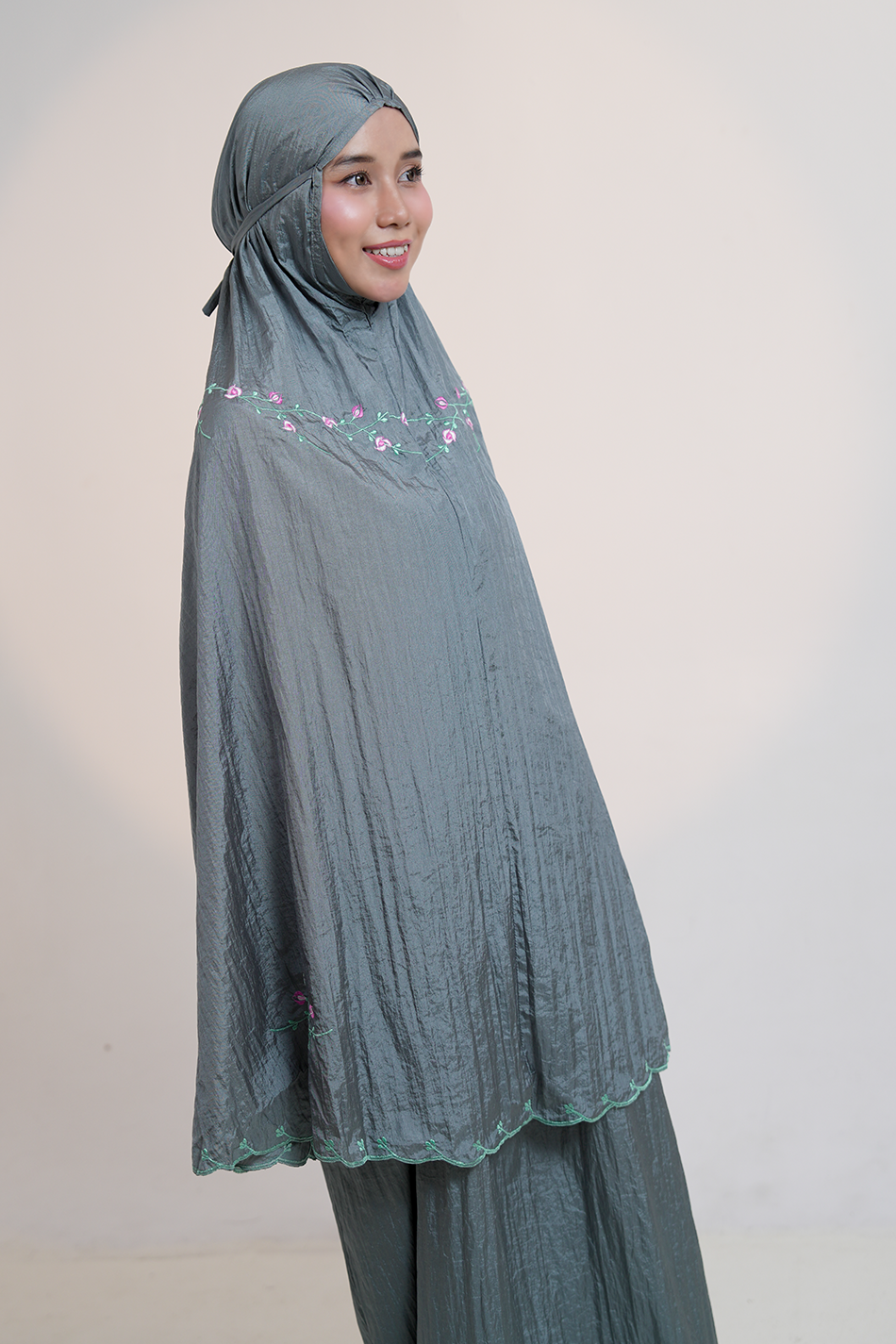 Travel Roses in Grey Prayer Wear