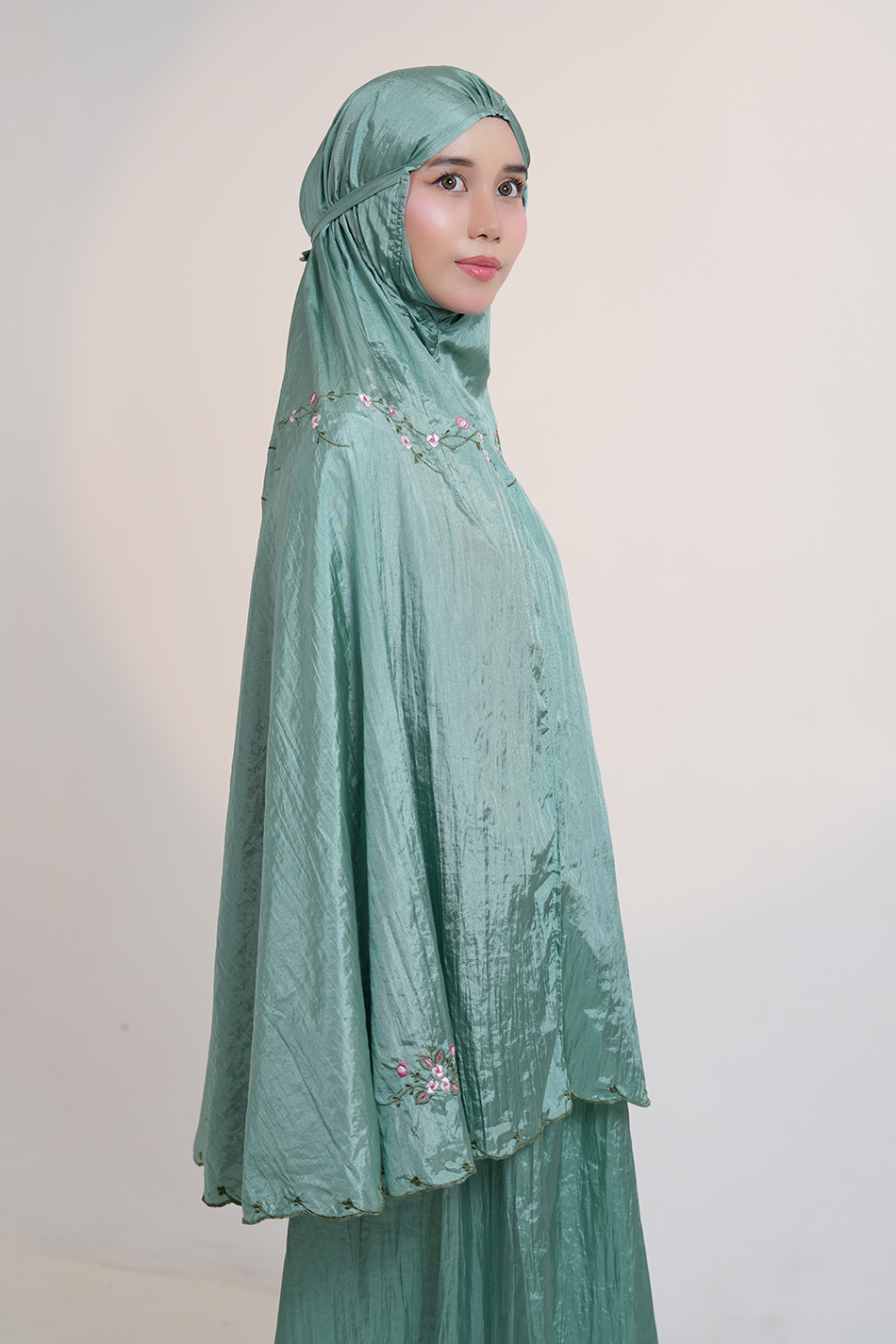 Travel Roses in Mint Prayer Wear