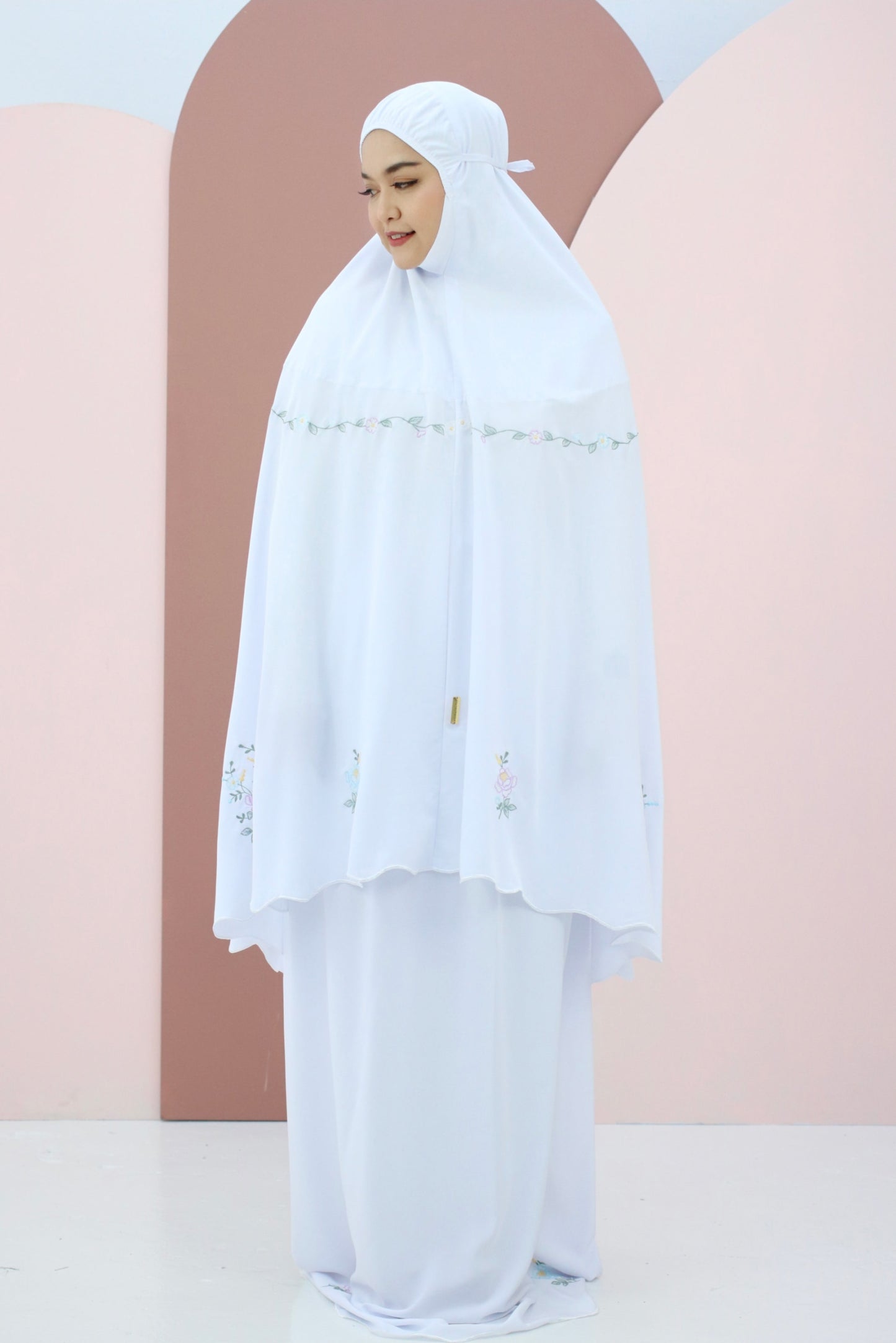 [As Is] Lea White / 19 (Petite) Prayer Wear